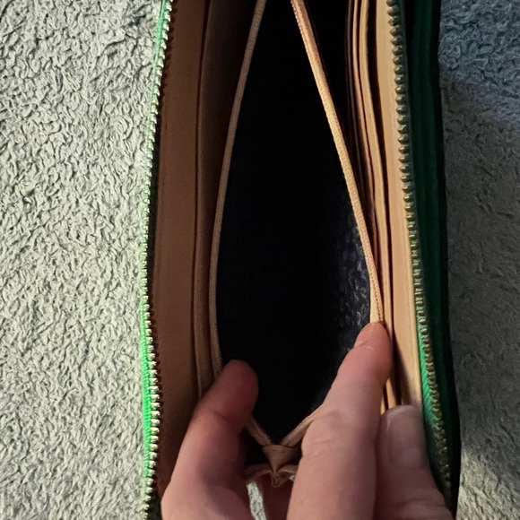 Kate Spade green wristlet. Excellent used condition - Picture 8 of 10